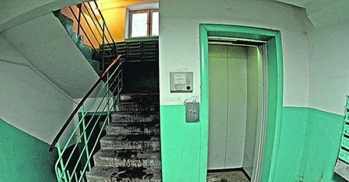 Подъезд с открытой дверью. Старый лифт. Лифт в подъезде. Старый подъезд. Лифт внутри.