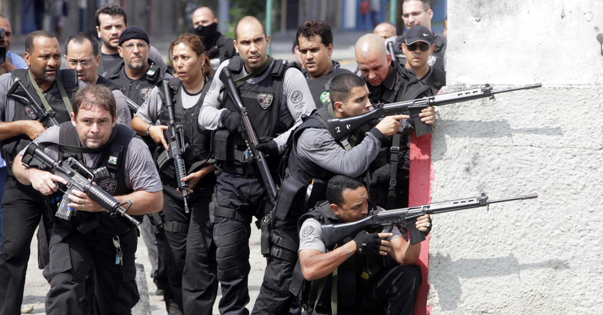 Бандитизм является. Бандитские фавелы Рио де Жанейро фото. Полиция Рио де Жанейро.