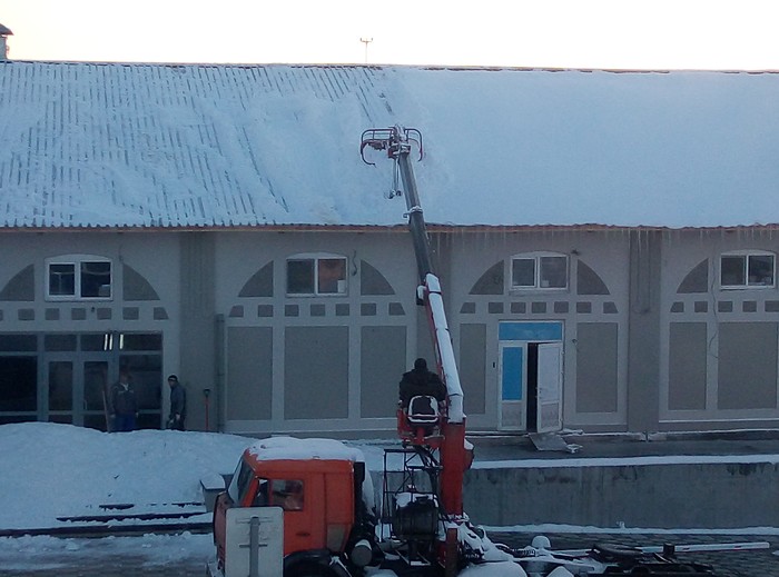 Snow removal. - My, Samara, Snow, Roof, 