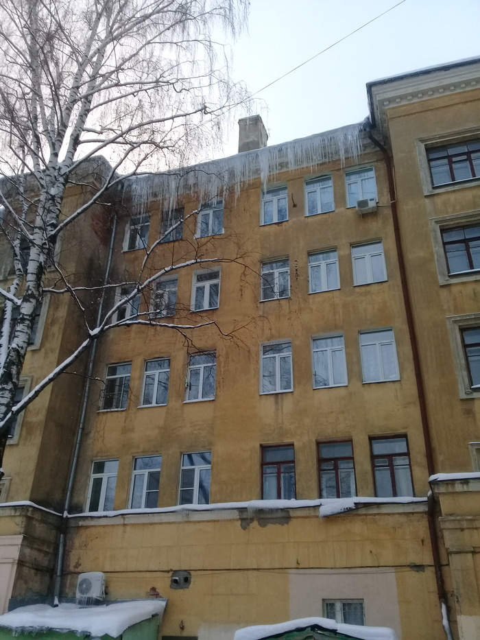 And how do you clean the roofs from frost and icicles? Enter the entrance and try not to die... - My, Icicles, Housing and communal services, Snow removal, Danger, Longpost