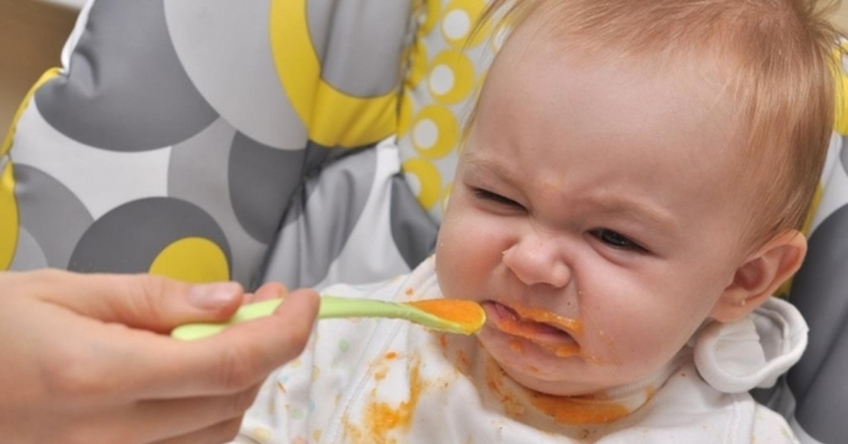 Дети кушают и плачут. Малыш кушает. Прикорм малыша. Малыш ест прикорм. Малыш ест кашу.