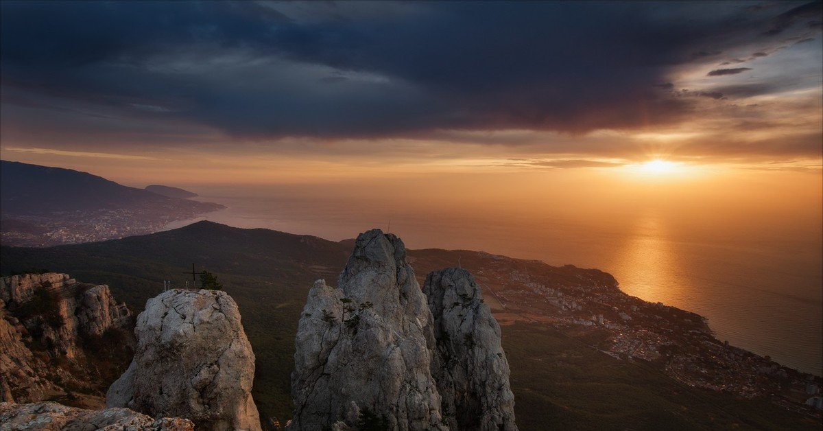 Серый день горы крым. Гора ай-Петри в Крыму. Крымские горы ай Петри. Гора ай-Петри в Крыму фото. Рассвет на горе ай Петри.