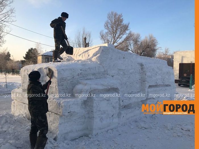 Ваша служба и опасна и трудна! Казахстан, Уральск, Пожар, Уличная фотография, Скульптура, Зима