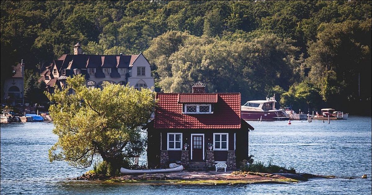 Дом остров фото. Остров just Room enough Island. Остров «достаточно места» (архипелаг тысяча островов). Домик на маленьком острове. Домик на островке.