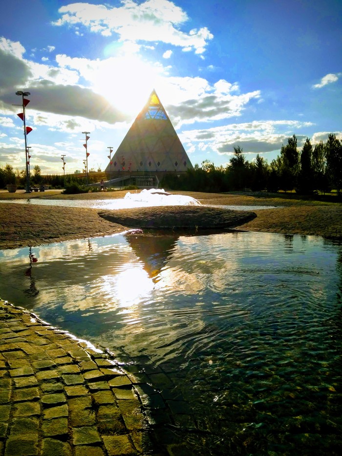 Дворец мира и согласия а Астане