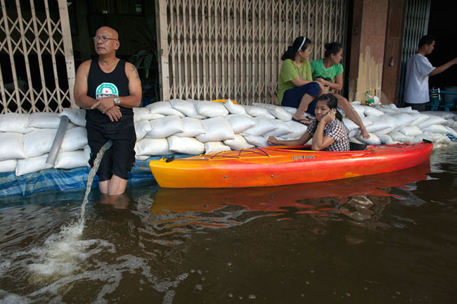 How resourceful Thais swim in flooded Bangkok - Bangkok, The photo, Потоп, Longpost