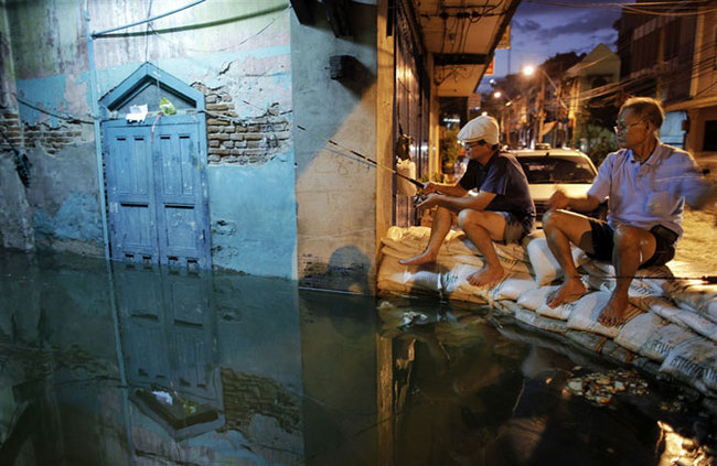 How resourceful Thais swim in flooded Bangkok - Bangkok, The photo, Потоп, Longpost