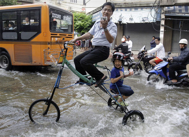 How resourceful Thais swim in flooded Bangkok - Bangkok, The photo, Потоп, Longpost