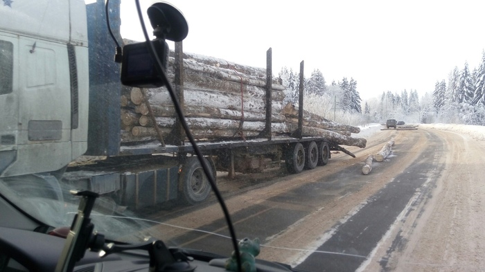 Timber truck in the Leningrad region scattered logs on the road - Timber carrier, Road accident, Log, , Longpost