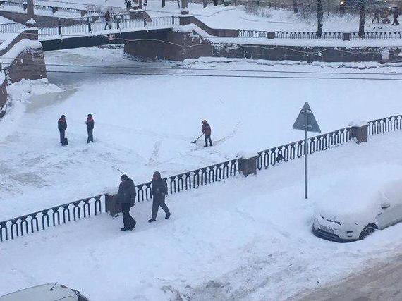 Yesterday, a team of vulture janitors was diligently clearing snow from the surface of the frozen Kryukov Canal. - My, Saint Petersburg, Kryukov channel, Winter, Street cleaner, Vulture