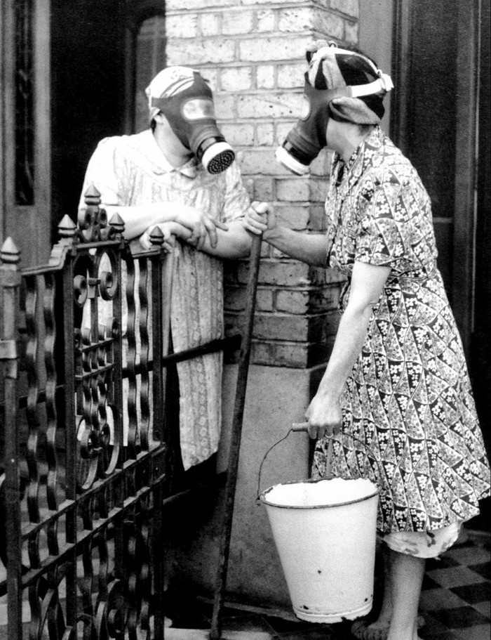 Neighbors discuss the latest news during World War II, London, 1940. - The photo, London, Female, Mask, Historical photo, Women