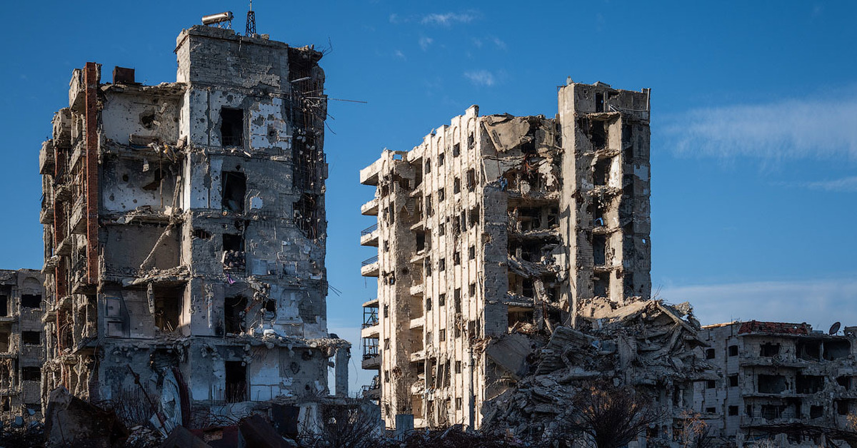 Разрушенные дома россии. Сирия Хомс разрушения. Разрушенный город после войны Сирия. Город Хомс Сирия до войны.