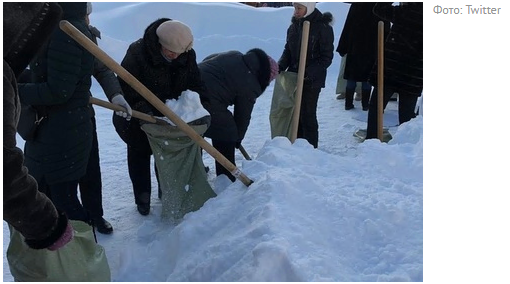 Russian teachers sent to collect snow in bags for leaves - Teacher, Saturday clean-up, Snow, Bags, Saratov