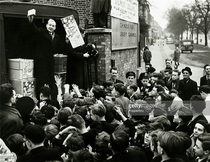 Brits celebrating the abolition of sugar rationing, autumn 1953 - Great Britain, Historical photo