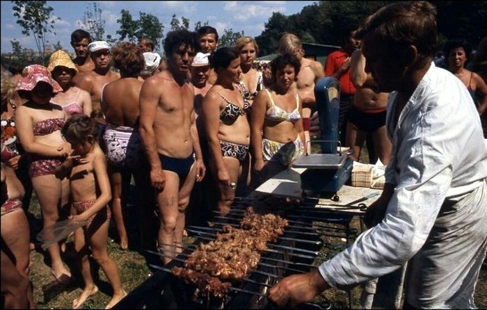 Продажа шашлыков на пляже на Ленинских горах в Москве, 1975 год - Москва, Горки ленинские, СССР