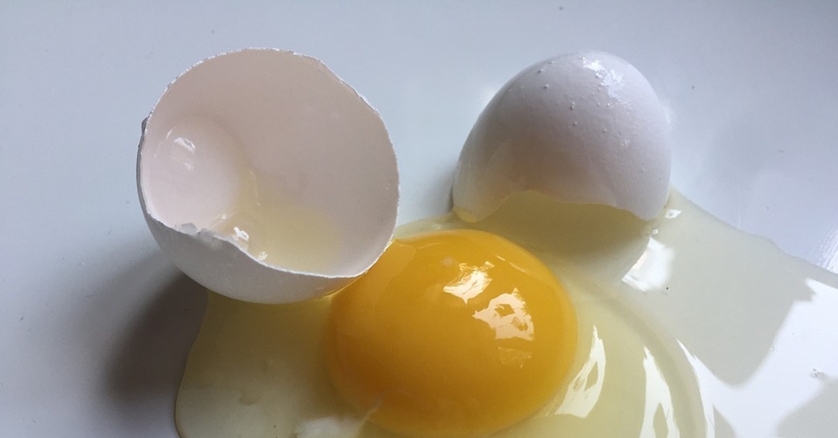 Разбитые яйца 2. Сырое яйцо. Разбитое куриное яйцо. Треснутое яйцо. Яйцо куриное белое.