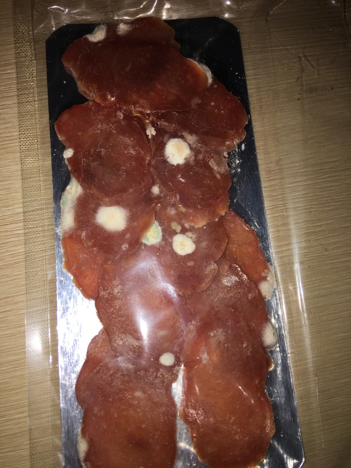 Скумбрия солёная в луковой шелухе. Закуска из тонкого сала за копейки такая. Салями сырокопченая колбаса брянский мясокомбинат. Вяленое мясо из светофора. Настоящий деликатес.