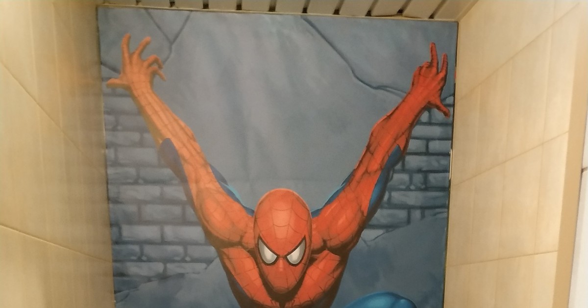 Спайдер туалет. Спайдермен в туалете. Человек паук и Халк в туалете.