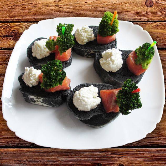 Homemade black baguette with salmon, cream cheese and broccoli - Black bread, Snack, Bread, Recipe, My, Longpost, Video