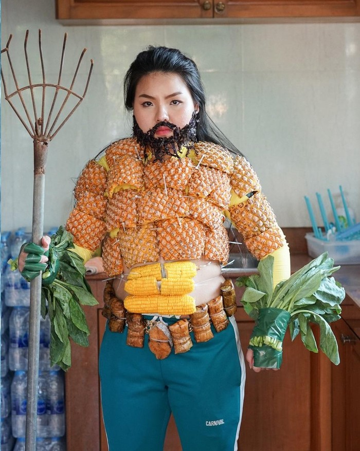 Девушка косплеет Аквамена