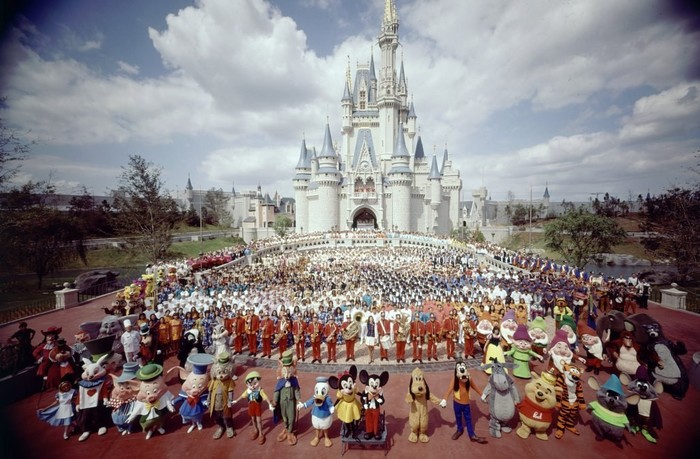 Групповое фото персонала Walt Disney World перед замком Золушки в 1971 году - Фотография, Уолт Дисней, Золушка, Walt Disney Company, Диснейленд, 1971