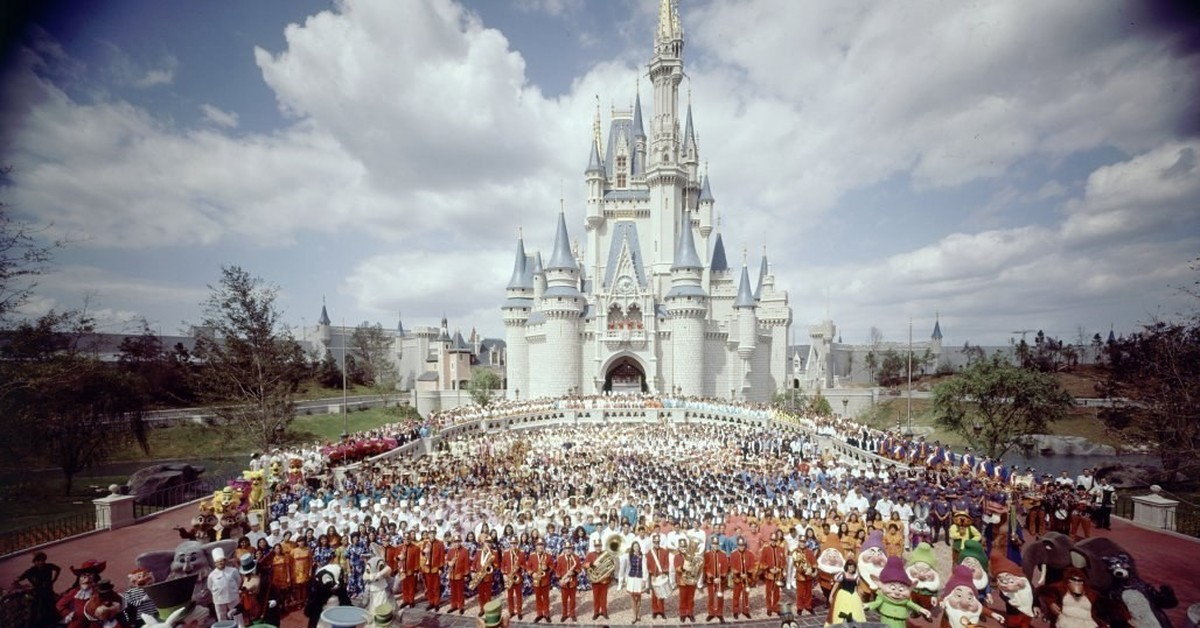 Дисней открытый. Walt Disney World. Дисней Уолт фото. Скульптура Золушки в Диснейленде. Исторические фото Disney.
