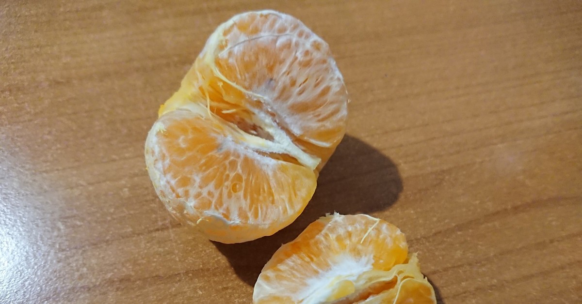 Шкурка от мандарина. Фотосессия с апельсинами. Помада оранжевого цвета. Губы вкуса мандарина. Апельсин эстетика.