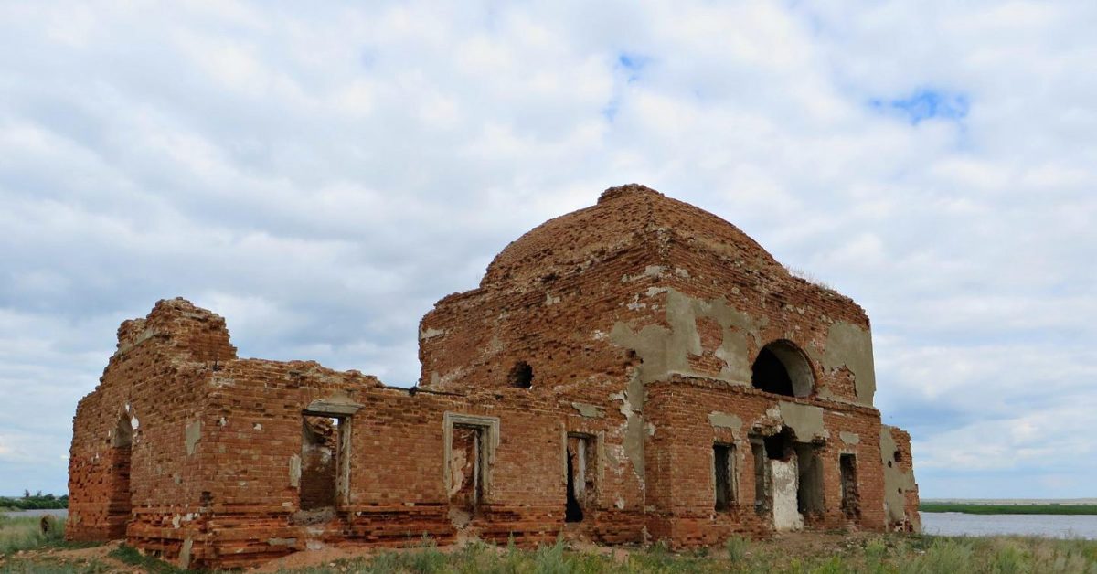 Оренбургская область кваркенский. Уртазым Оренбургская область Церковь. Уртазым Церковь трех святителей. Кваркенский район Уртазым храм. Уртазым Оренбургская Кваркенский район.