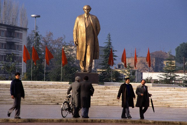 Памятник Энверу Ходже. Энвер Ходжа Албания. Мавзолей Энвера Ходжи в Тиране. Энвер Ходжа культ личности.