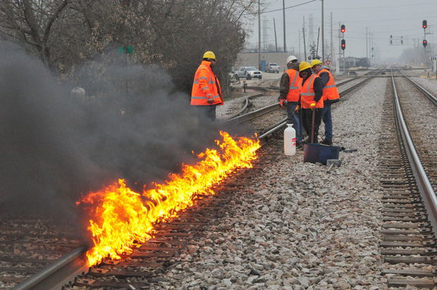 This train is on fire - freezing, USA, Railway, Fire, Chicago, Technologies, Video, A train, Longpost, Rails