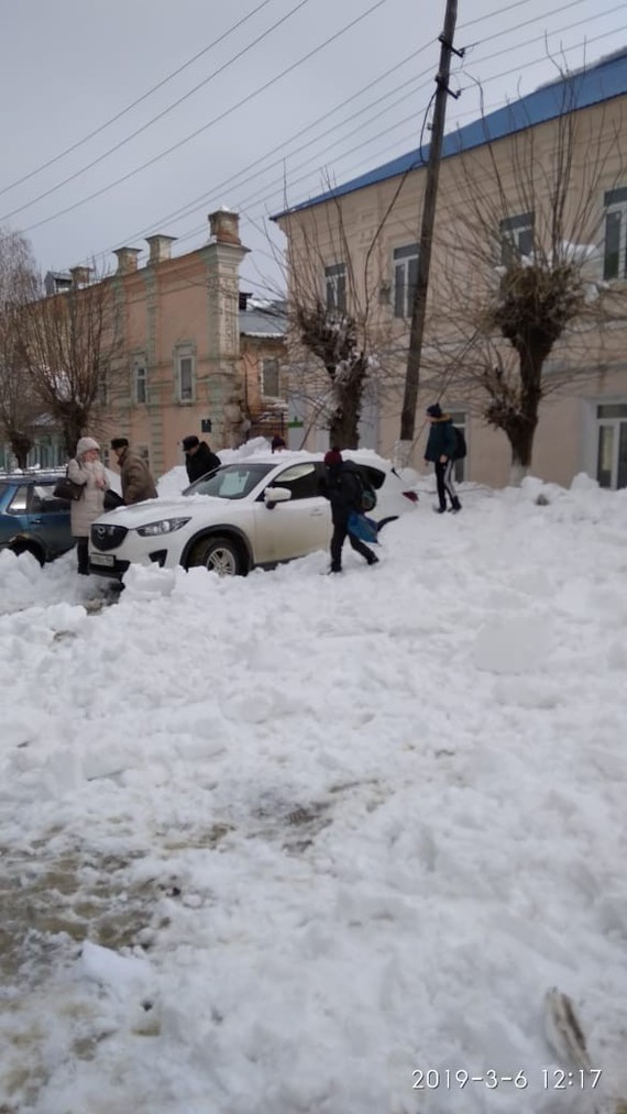 Snow continues to fall on cars in Volsk - Longpost, Saratov region, Volsk, Snow, Road accident, Photo on sneaker
