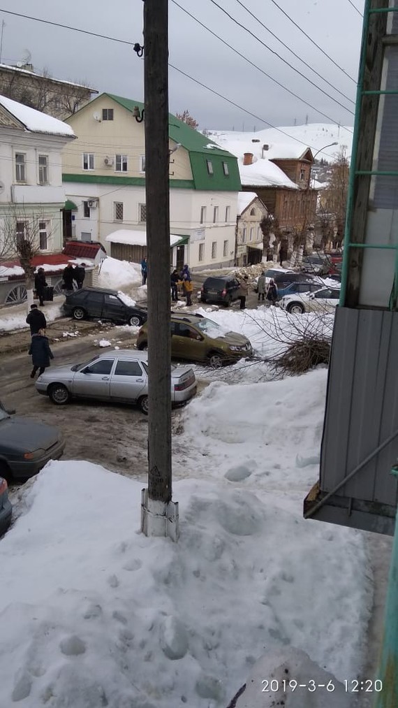 В Вольске продолжает падать снег на машины - Саратовская область, Вольск, Снег, ДТП, Фото на тапок, Длиннопост