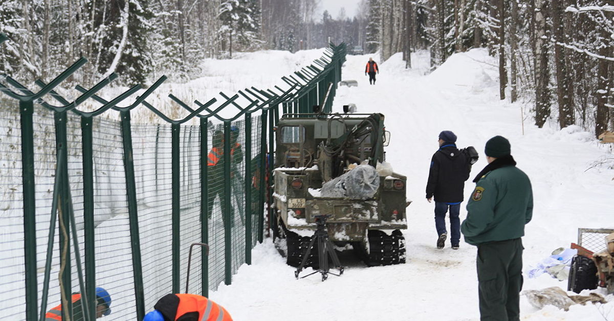 Граница б. Забор на белорусско литовской границе. Государственные границы России ограждения. Российско-финская граница. Пограничный забор белорусско литовской границы.