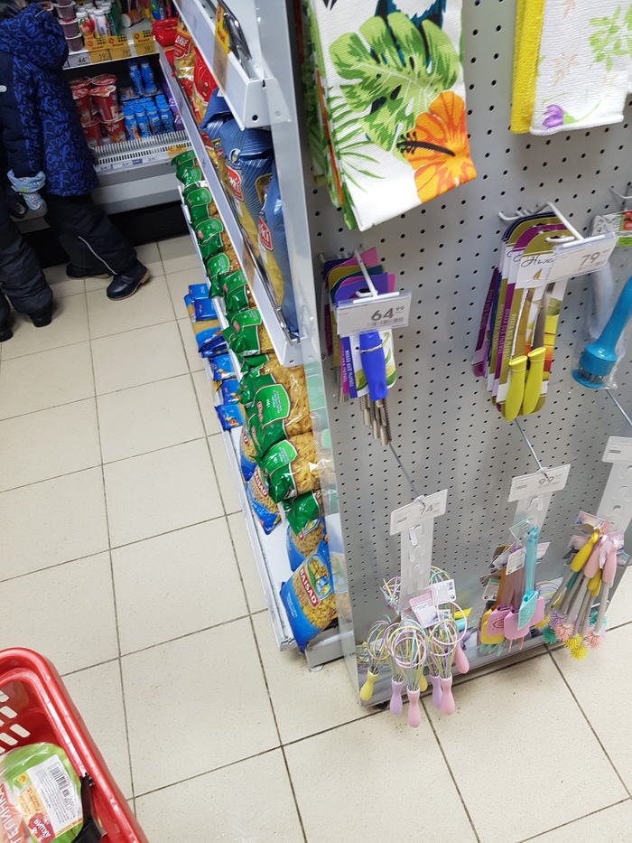 Оригинальный способ отучить детей трогать товар на прилавках