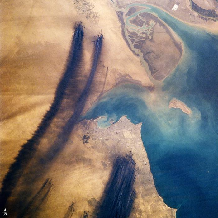 Burning oil wells, April 1991, Kuwait - Kuwait, Iraq, Saddam Hussein, Oil production, Well, Fire, Pictures from space