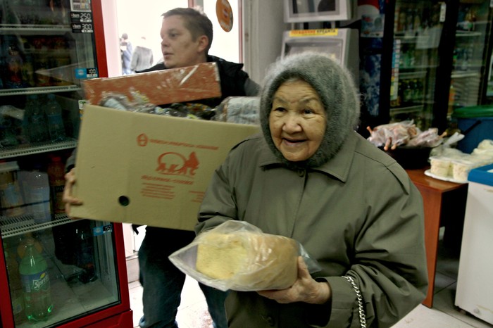 In Yekaterinburg, a store distributed discarded products for free. He was fined 100,000 rubles. - Poverty, Retirees, Kindness, Help