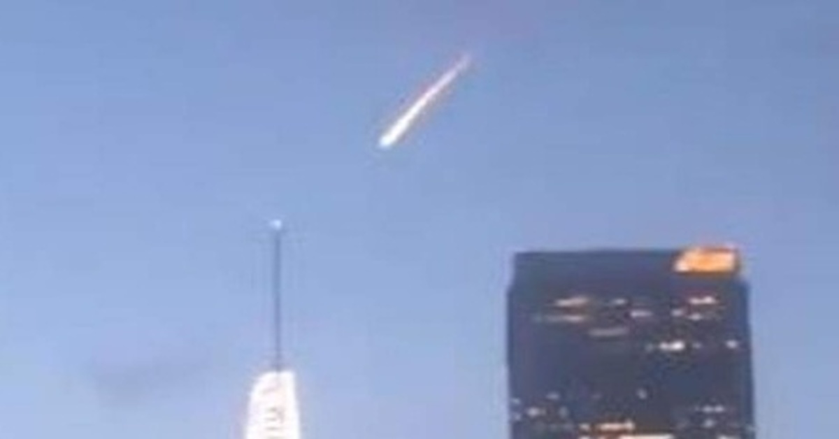 Правда что в америке вчера упала луна. Лос Анджелес метеорит. Комета и Лос Анджелес. Метеорит в городе Лос Анджелес. Астероид в Лос Анджелесе.