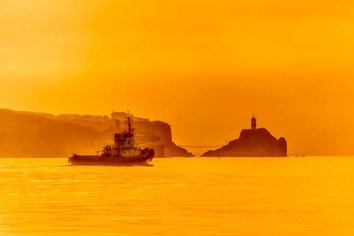 Vladivostok Morning Lighthouse Basargin - Vladivostok, The photo, Sea, Ship, Lighthouse, Sunrise, Primorsky Krai, Дальний Восток