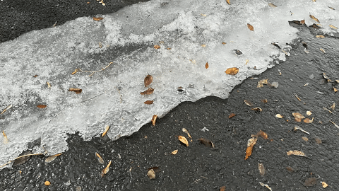 Бегущие капли подо льдом