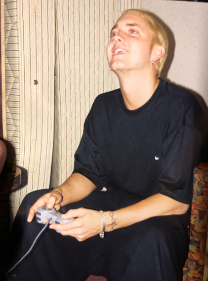 Молодой Eminem играет в Playstation