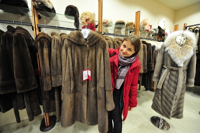 This is a psychic attack. Grandmother bought a fur coat, although she was not going to do it - Grandmother, Purchase, Shopping, Police, Russia