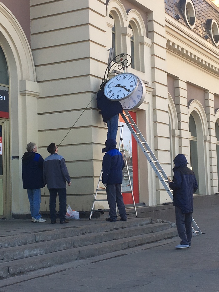 Somewhere at the Paveletsky railway station - My, Paveletsky Railway Station, Clock, , Humor, Battery