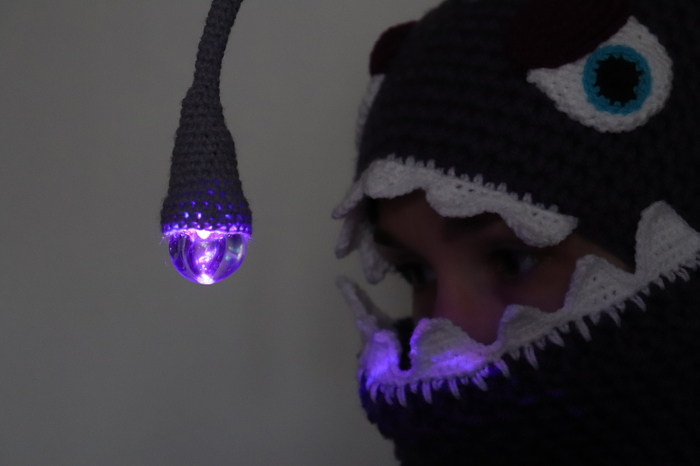 Удильщик. Комплект (шапка, снуд, брошь) Удильщик, Рыба-удильщик, Вязание, Шапка, Снуд, Брошь, Рукоделие без процесса, Видео, Длиннопост