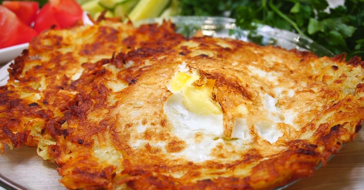 Рецепты на скорую руку с яйцами. Завтрак из яиц и картофеля. Завтрак из картофеля на скорую руку. Завтрак из картошки и яиц. Завтрак драники с яйцом.