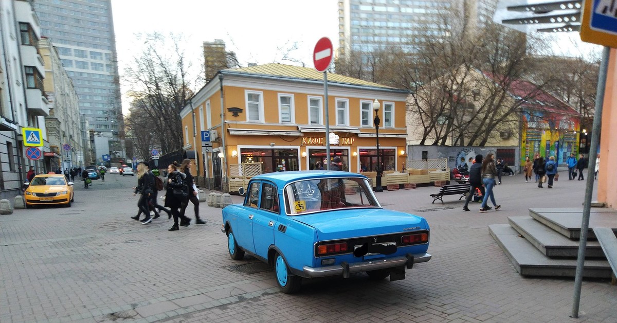 Машина на арбате с рекламой