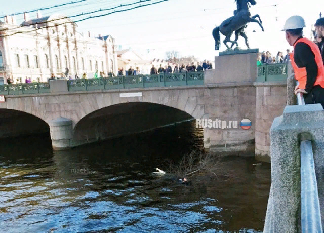 A reckless driver on someone else's BMW knocked people down on the sidewalk in the center of St. Petersburg - Road accident, Saint Petersburg, Sidewalk, Pilots, On red, A pedestrian, Video, Longpost, Negative