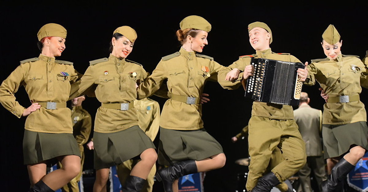 Песня катюша для танца. Военный ансамбль. Военные танцы. Военная форма для танца. Костюм для военного танца.