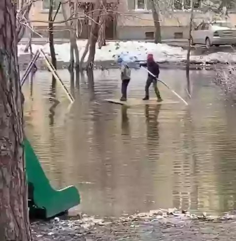 Harsh playgrounds in Novosibirsk. - Novosibirsk, Spring, Flooded, Video, Flooding