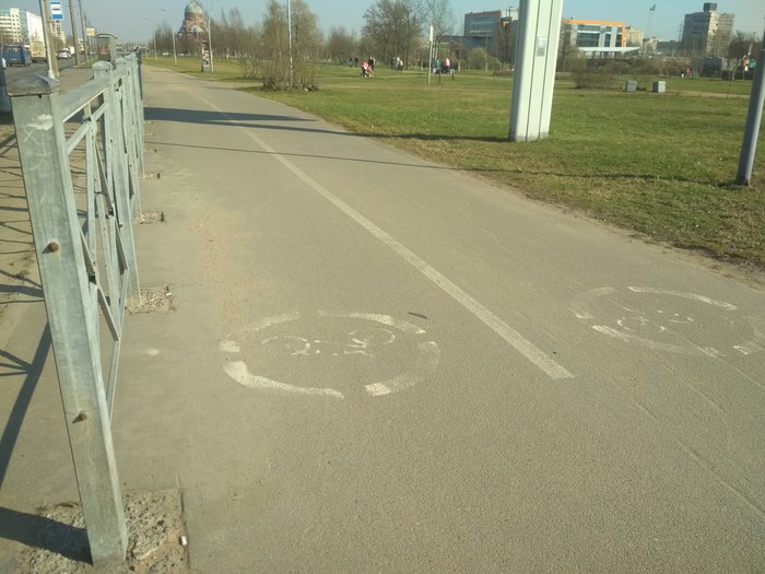 From extreme to extreme. - Bike path, Sidewalk