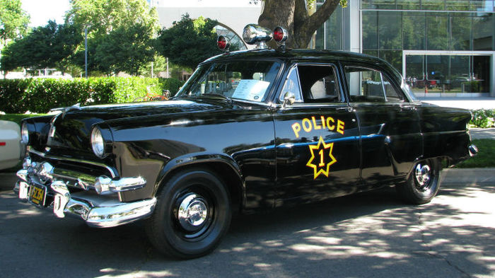 Американская полицейская машина форд